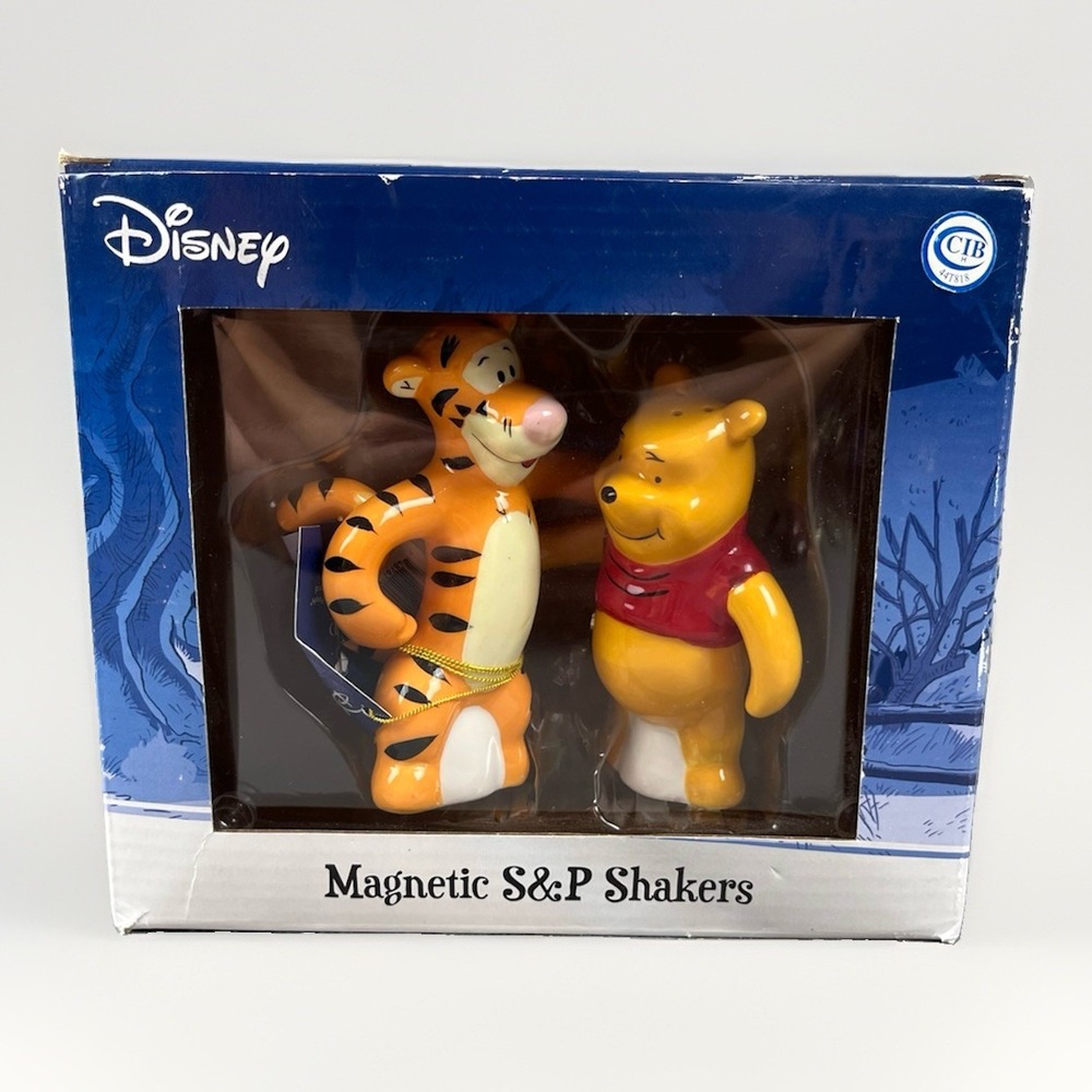 Disney Pooh And Tigger Hugging Magnetic Salt And Pepper Shakers Westland NIB
